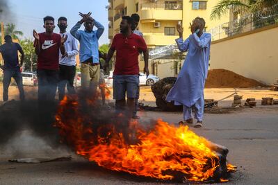 Manifestantes sudaneses entonan cánticos de protesta en Khartoum (Sudán).