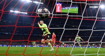 Erling Haaland celebra su gol para el Manchester City, mientras la pelota besa la red del Bayern Munich
