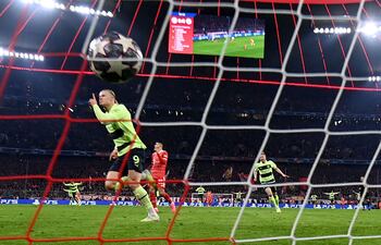 Erling Haaland celebra su gol para el Manchester City, mientras la pelota besa la red del Bayern Munich