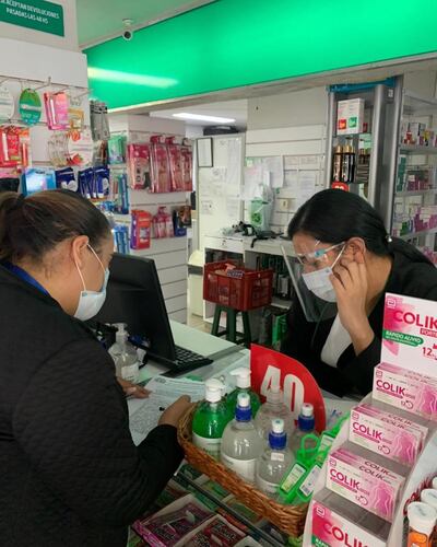 Un funcionario de la Municipalidad de Ciudad del Este verifica la lista de precio en una de las farmacias verificada.