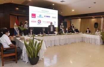 Parado, durante su discurso, el titular de la ARP, Dr. Pedro Galli, esta noche, en el lanzamiento de la Expo Nacional de Ganadería, en el salon Germán Ruiz, con el ministro de Agricultura, Santiago Bertoni, y miembros de la Comisión Directiva de la Rural e invitados especiales.