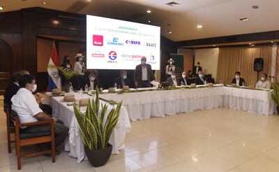 Parado, durante su discurso, el titular de la ARP, Dr. Pedro Galli, esta noche, en el lanzamiento de la Expo Nacional de Ganadería, en el salon Germán Ruiz, con el ministro de Agricultura, Santiago Bertoni, y miembros de la Comisión Directiva de la Rural e invitados especiales.