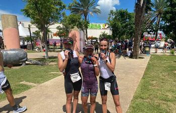 Leticia Riquelme, Lia Clari y Cecilia Cabello, con sus respectivas medallas tras culminar en el top 10% el Ironman 70.3.
Fecha 30-09-2021 17:55