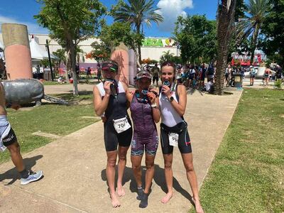 Leticia Riquelme, Lia Clari y Cecilia Cabello, con sus respectivas medallas tras culminar en el top 10% el Ironman 70.3.
Fecha 30-09-2021 17:55