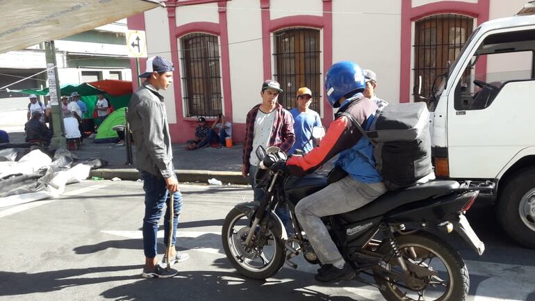 Motociclistas repartidores de mercaderías y medicamentos no pueden trabajar.