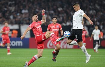 Fabián Balbuena, aquí en disputa del balón con Gabriel Ávalos de Argentinos, que fue el penúltimo partido que jugó con el equipo de Corinthains. Fue el pasado 20 de abril.