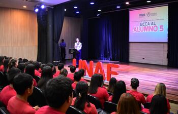 La rectora de la UNAE, Nadia Czeraniuk, presidió el acto de entrega de 27 nuevas becas universitarias del programa “Beca al alumno 5” implementado por la Universidad Autónoma de Encarnación (UNAE), y la renovación de otras 18 becas del mismo programa.