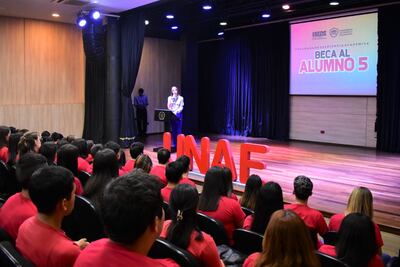 La rectora de la UNAE, Nadia Czeraniuk, presidió el acto de entrega de 27 nuevas becas universitarias del programa “Beca al alumno 5” implementado por la Universidad Autónoma de Encarnación (UNAE), y la renovación de otras 18 becas del mismo programa.