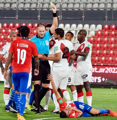 Néstor Pitana amonesta a Zambrano tras el golpe a Almirón.