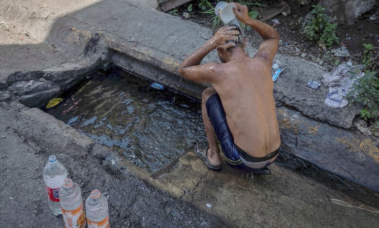 Venezolanos, gobernados por el chavismo, viven en medio de la miseria en su país.
