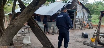 El cuerpo sin vida fue hallado en esta precaria vivienda.