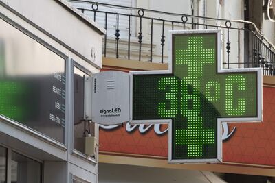 El cartel de una farmacia marca 38 grados Celsius, en Arcachon, Francia.