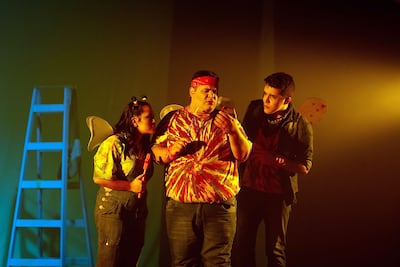 Mucho colorido, un buen diseño de luces y efectos visuales complementan en escena la propuesta del musical familiar “Este cuento es otro cuento”.