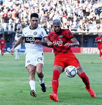 Brian Montenegro (i) y Alexander Barboza (d), en el duelo entre Olimpia y Libertad.