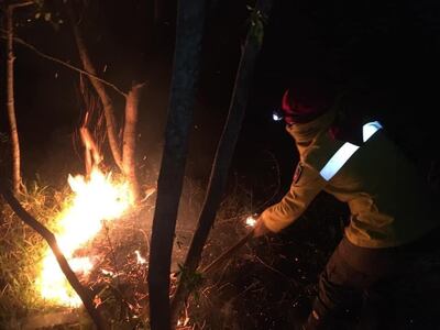 El incendio continúa en el cerro de Caacupé
