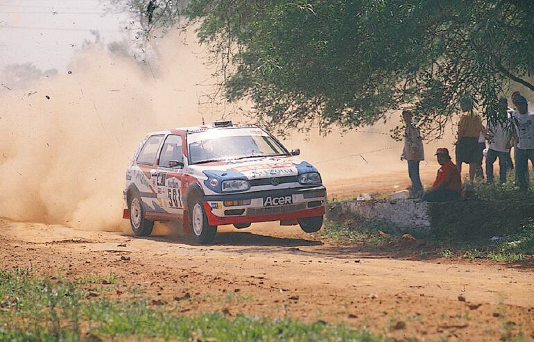 Pruebas de clasificación del espectacular VW Golf a los mandos de Orlando Penner y Eugenio Planás.