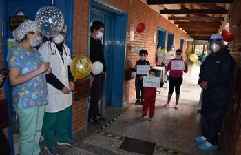 Los tres niños son dados de alta en medio en medio de una emotiva despedida del personal de blanco.