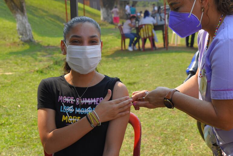 Una de las jovenes que acudió a recibir su dosis contra el covid-19 en el Autovac del barrio Estación de Villarrica.