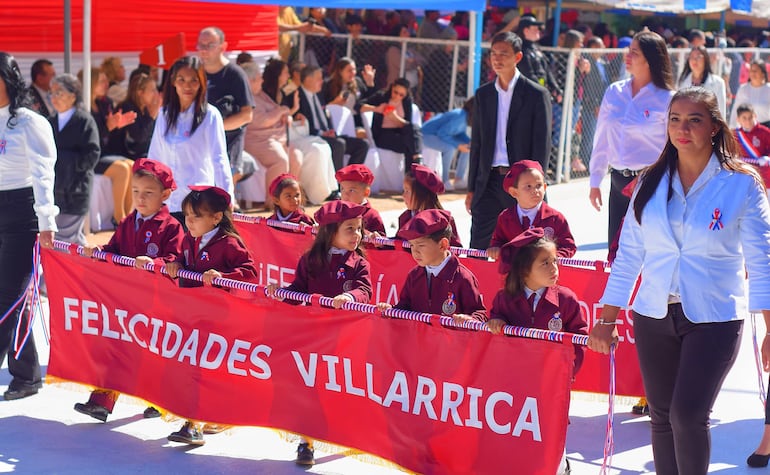 Niños de educación inicial le ofrecieron un tierno homenaje a la ciudad durante el desfile del viernes 12 de mayo.