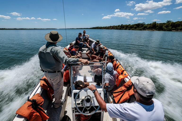 Personas navegan por el rio Uruguay en la Provincia de Entre Ríos (Argentina). 
