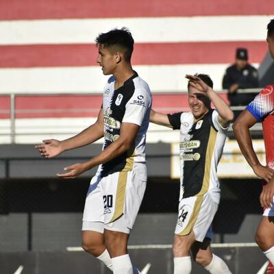 Gustavo Aguilar celebra uno de sus dos tantos. Rodney Pedrozo se suma al festejo. (Foto: @TacuaryOficial)
