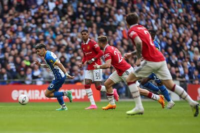 Julio Enciso se escapa de la marca de tres jugadores del Manchester United, durante el partido de ayer en el mítico estadio de Wembley.