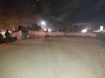 El camión de gran porte quedó volcado tras el accidente.