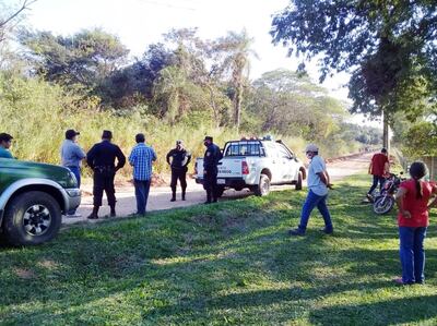 Momento en que el intendente y  policías tratan de convencer al comisario (SR) Manuel Garcete.
