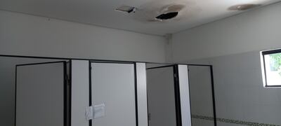Un enorme boquete en el techo de yeso del sanitario masculino del Centro Cultural Departamental de distrito de Caaguazú.