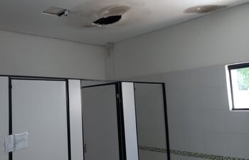 Un enorme boquete en el techo de yeso del sanitario masculino del Centro Cultural Departamental de distrito de Caaguazú.