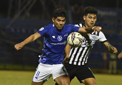 El extremo solense Tomás Rojas busca conservar la posesión del esférico ante la marca del lateral  Matías Espinoza.