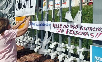 Listones con los nombres de todos los fallecidos por covid-19 se pusieron en los portones del MSP.