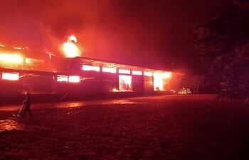 El bloque incendiado tiene al menos 7 mil metros cuadrados.