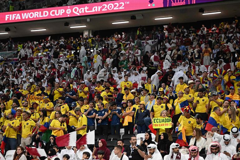 Los aficionados en el estadio Al Bayt de Al Khor de Jor, sede del partido inaugural del Mundial Qatar 2022. 