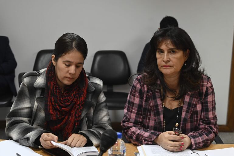 La fiscala Victoria Acuña (der.), de la Unidad Especializada en Delitos Económicos, en la sala de juicio oral.