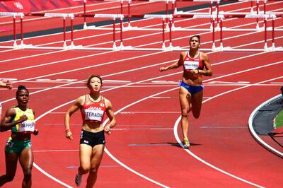 Pese al tremendo esfuerzo de la atleta paraguaya Camilla Pirelli la misma finalizó novena en su serie en los 100m c/v. (Foto COP)