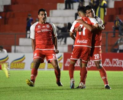 Juan Franco se abraza con Franco Costa, luego que éste marcara el primer tanto para General Caballero. Pablo Adorno completa la imágen de la celebración.