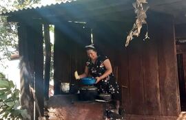 Alicia Amarilla, Coordinadora Nacional de Conamuri cocinando en Repatriación, Caaguazú. Insta a las mujeres a seguir con las huertas urbanas.