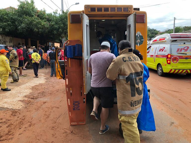 Traslado de uno de los heridos que fue rescatado. (gentileza).