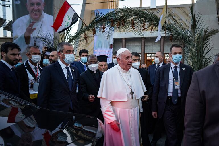 El papa Francisco a su salida de una catedral en Bagdad, al inicio de su visita a Irak.