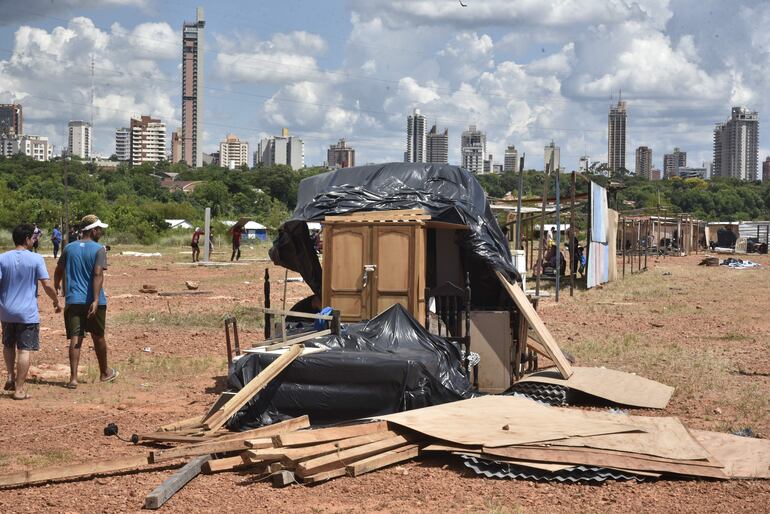 Damnificados llegan con sus pertenencias a refugio y exigen más ayuda del gobierno. 