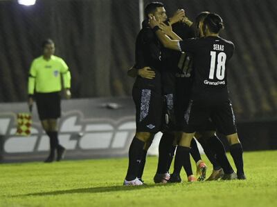 Festejo de los gumarelos tras el gol de penal de Oscar Cardozo.