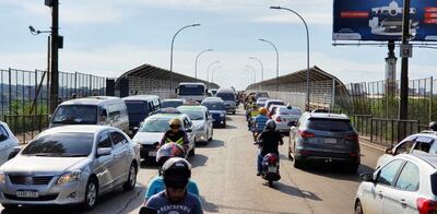La zona del puente que une Brasil y Paraguay, en Ciudad del Este, registra buen movimiento en los últimos días.