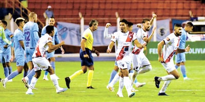 Los jugadores de Nacional Potosí festejan uno de los goles contra Bolívar en el estadio Hernando Siles de La Paz por el torneo boliviano.