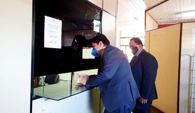 El abogado de la Municipalidad de Ciudad del Este  Ricardo Romero Fatecha presenta la denuncia en la Fiscalía.