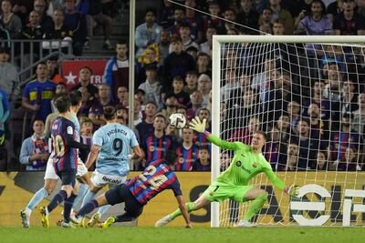 El portero del FC Barcelona Marc-André ter Stegen (d) en acción durante el partido de la jornada 8 de Liga en Primera División que FC Barcelona y Celta de Vigo disputaron ayer domingo en el Camp Nou, en Barcelona. EFE/Alejandro García