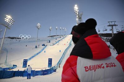 Un voluntario observa la pista del Genting Snow Park, antes de los Juegos de Pekín 2022.  AFP