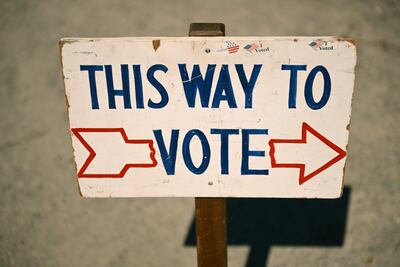 Un cartel guía hacia un local de votación en Wyoming (foto referencial).