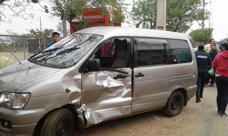 La camioneta Toyota, cuyo conductor realizó una maniobra indebida y ocasionó un grave accidente en la ciudad de San Antonio.