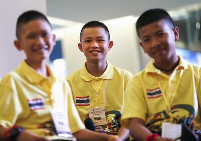 Duangpetch Promthep (C), miembro del equipo de fútbol juvenil Wild Boar que fue rescatado de la cueva de Tham Luang, reacciona durante un momento de luz durante una entrevista realizada por un funcionario del gobierno como parte de una reunión con la prensa, en un centro comercial en Bangkok, Tailandia, el 6 de septiembre de 2018 (reeditado el 15 de febrero de 2023). Duangphet Promthep, uno de los 12 miembros del equipo de fútbol Wild Boar atrapados y rescatados de la cueva Tham Luang en 2018, murió según el monje budista tailandés Supatpong Methigo, quien publicó en Facebook que la abuela de Duangphet Promthep le contó sobre su muerte en el mañana del 15 de febrero de 2023 mientras ofrece limosna. La organización tailandesa sin fines de lucro Zico Foundation, de la cual Promthep es estudiante, también publicó sus condolencias en Facebook